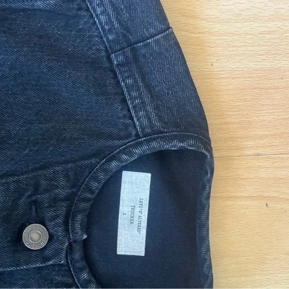 Levi's Altered Cropped Women's Black Jean Jacket - Picture 2 of 5